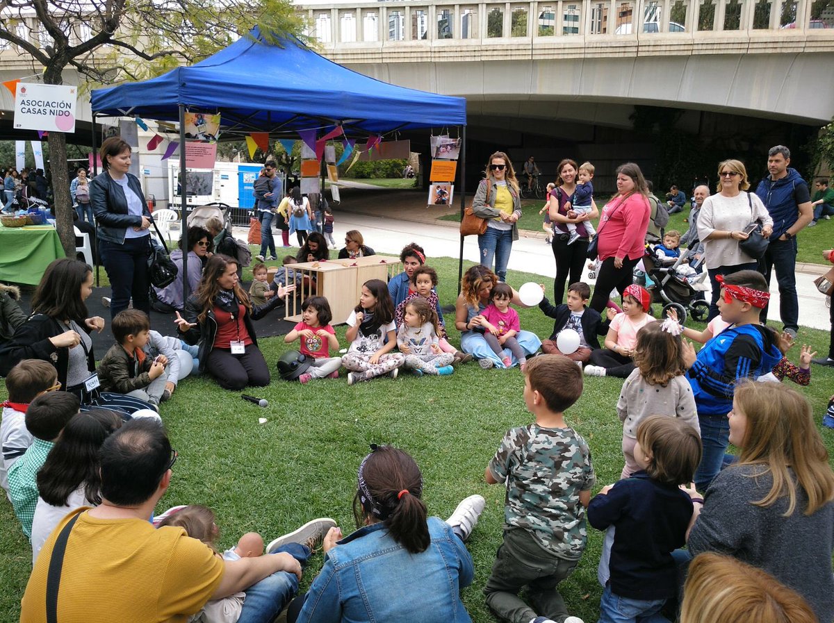 ciudadpayasos's tweet photo. Risoterapia, talleres fascinantes, áreas de lectura, zonas de pintar... ¡En la Ciudad de los Payasos no falta de nada! Peques y no tan peques disfrutando de un maravilloso día de diversión y solidaridad 🤡🧒🏻👦🏻🤗❤️ 🎨 
#laciudaddelospayasos #payasospital #familia #diversion https://t.co/VVJNU1JgyP