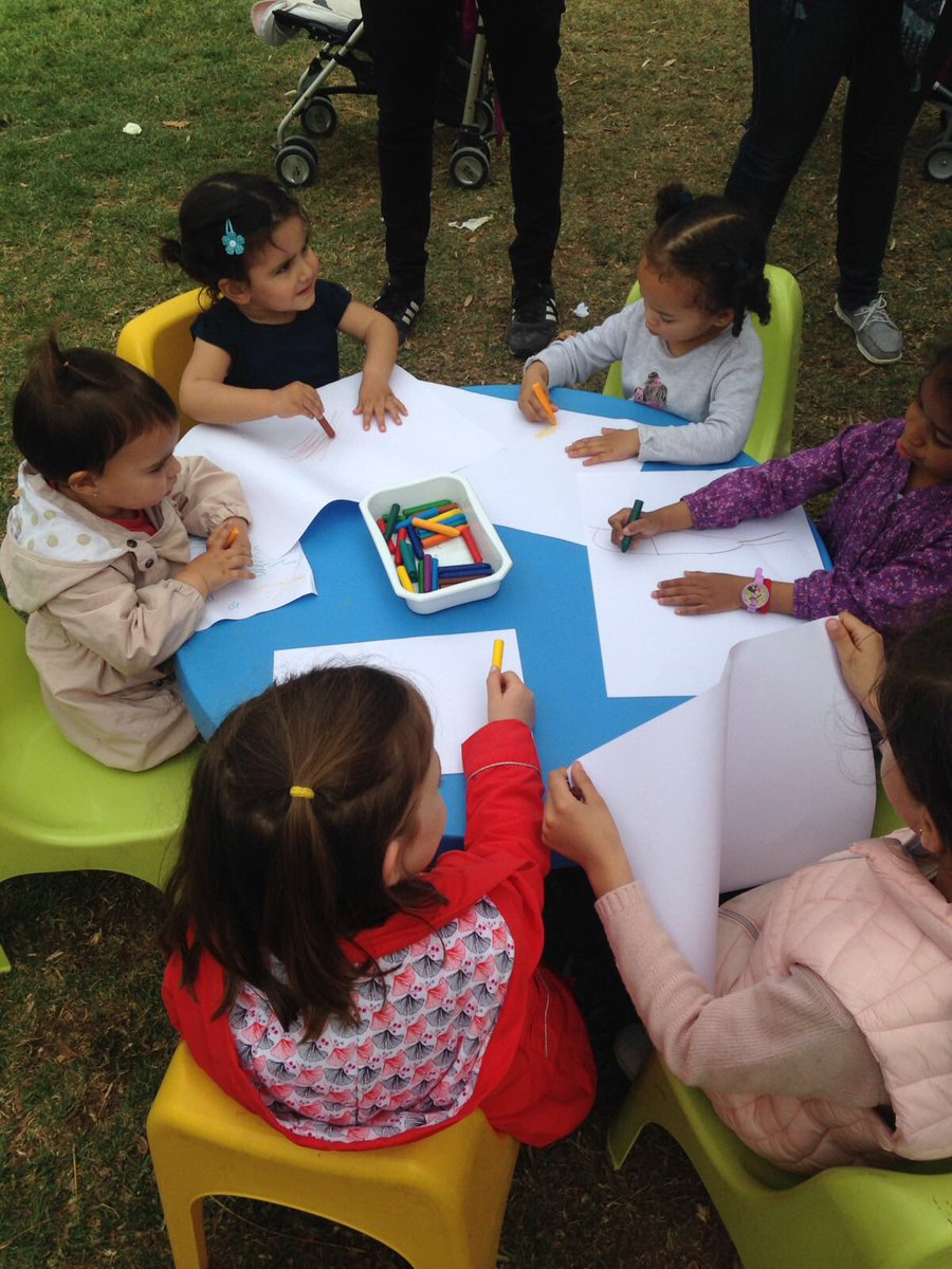 ciudadpayasos's tweet photo. Risoterapia, talleres fascinantes, áreas de lectura, zonas de pintar... ¡En la Ciudad de los Payasos no falta de nada! Peques y no tan peques disfrutando de un maravilloso día de diversión y solidaridad 🤡🧒🏻👦🏻🤗❤️ 🎨 
#laciudaddelospayasos #payasospital #familia #diversion https://t.co/VVJNU1JgyP
