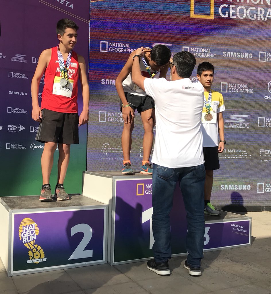 acciona_latam's tweet photo. @DiegoramiroPini entregando medallas a los ganadores de la categoría juvenil en la #NatGeoRunCL #NatGeoRun2018 👏🏻🥇🥈🥉 https://t.co/ikTwvTkPU1
