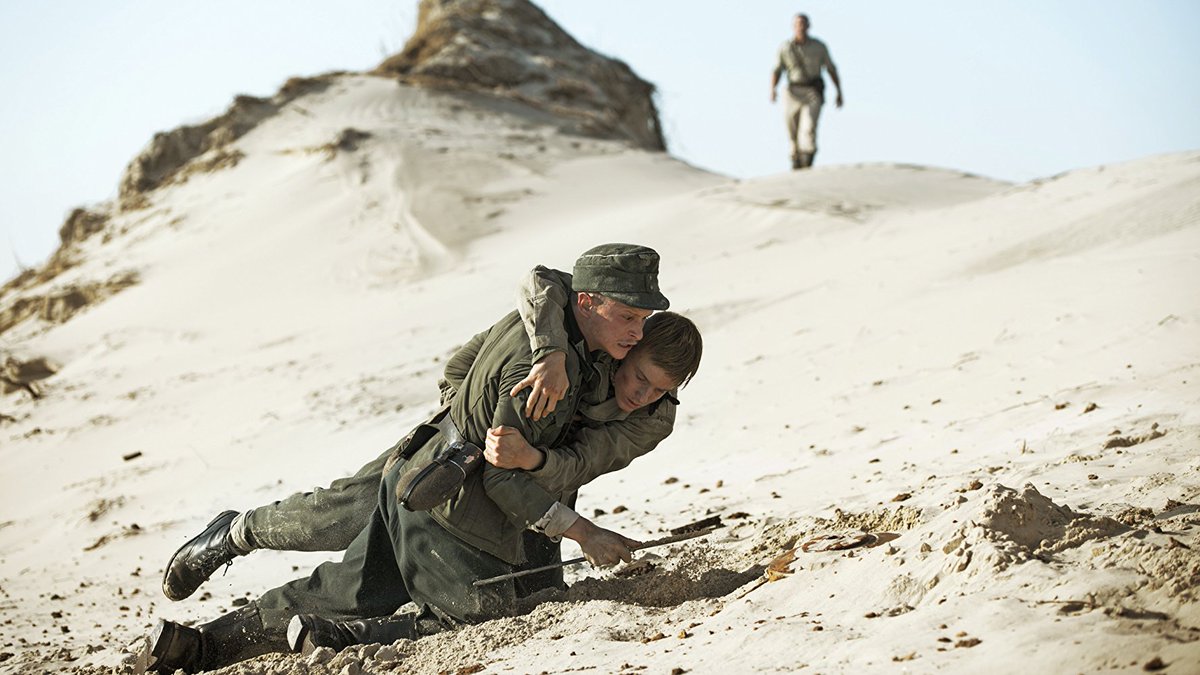 RebeldeMule's tweet image. #Cine: "Land of mine (Bajo la arena)" (Martin Zandvliet, 2015)

Tras la #IIGM, más de dos mil prisioneros alemanes van a ser obligados a retirar el millón y medio de minas sembradas por el gobierno nazi en suelo danés.

rebeldemule.org/foro/cine/tema…