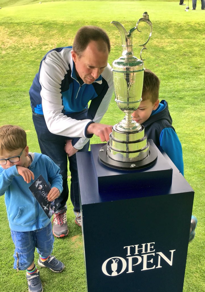 ScottishGolf's tweet photo. 📷 | Great fun @cpgolfclub’s Open Day showcasing what the club has to offer new members! If you’re looking for a vibrant, fun, community club in Edinburgh get in touch! 

Huge thanks to @RandA for bringing along the famous @TheOpen Claret Jug, it went down a storm! https://t.co/raiHrqdcSk
