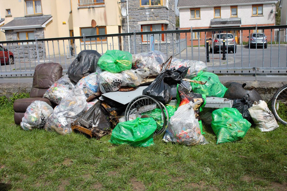 FriendsMerlinWD's tweet photo. #NationalSpringClean in #MerlinWoods #Galway biggest clean up yet!! amazing communityspirit #householddumping #litter joined by Renmore Scouts ,@MerlinWoodsLadybirds,guides,brownies ,locals from allsides of the woods #Galway clean up group https://t.co/C6FJCdsjx5
