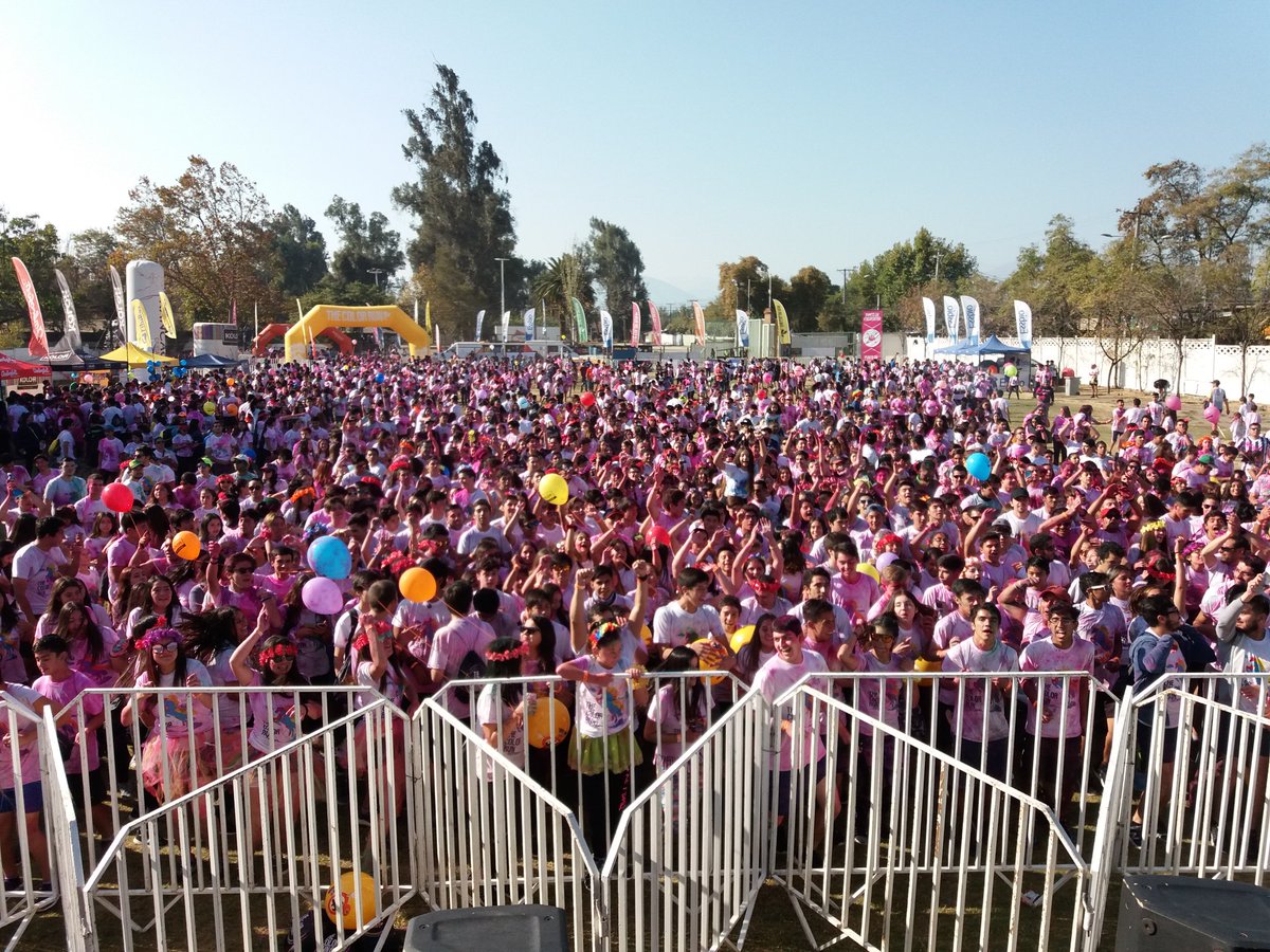 Cormun_Rancagua's tweet photo. Locura total en la Cancha 2 del Patricio Mekis; color, música y diversión en la fiesta de cierre de la #TheColorRunDream #Rancagua 2018. @munirancagua @alcaldesoto @DeporteRancagua https://t.co/wKzB83b03C