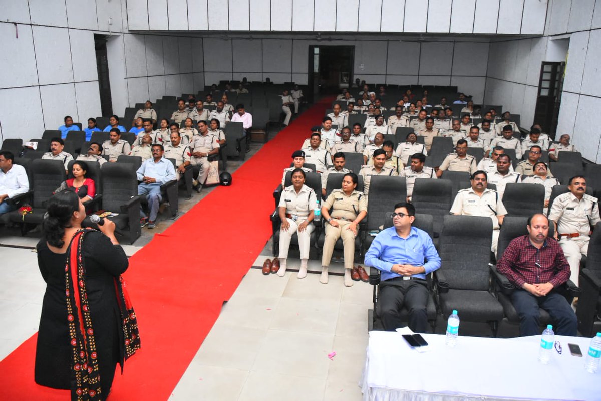 RaigarhPolice's tweet photo. @IGBilaspur श्री दिपांशु काबरा के निर्देशानुसार कार्य निर्वहन के दौरान #BahaviourWithCitizens एवं #ImproveBehaviour #TensionfreeWork अपनाये जाने का #PracticalTraining दिये जाने के उद्देश्य से व्यवहारिक परिर्वतन और छवि सुधार विषय पर 1 दिवसीय कार्यशाला का आयोजन किया गया @CG_Police https://t.co/nAZ7brZcT6