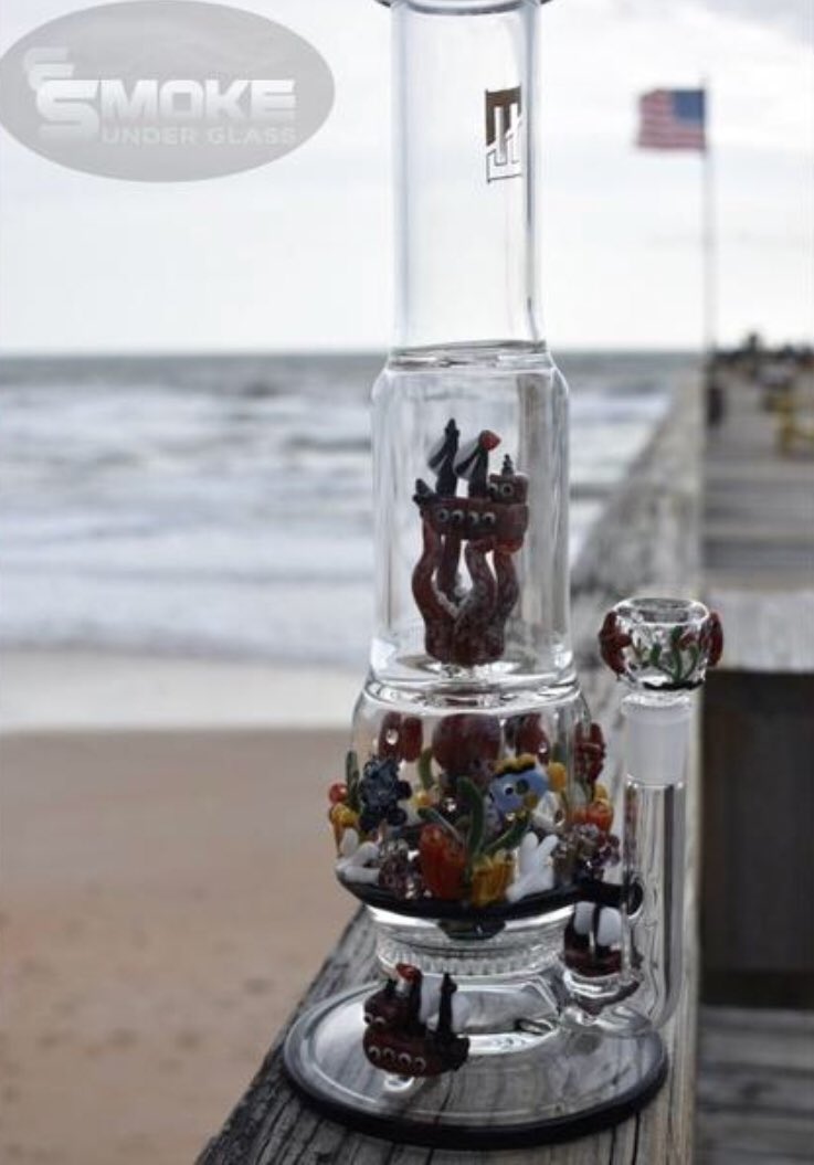 Down by the sea lives the Kraken and me. 🌊🦑
smokeunderglass.com/products/empir… <a href="/EmpireGlass/">EmpireGlassworks</a> 
#SundayMorning 🌅 #anotherdayanotherpipe
✌🏽💚😙💨
#downbythesea #sealife 
🦀🐡🐬🐙 
#Kraken #EarthDay2018 #beauty #Empire #glassart 🔥