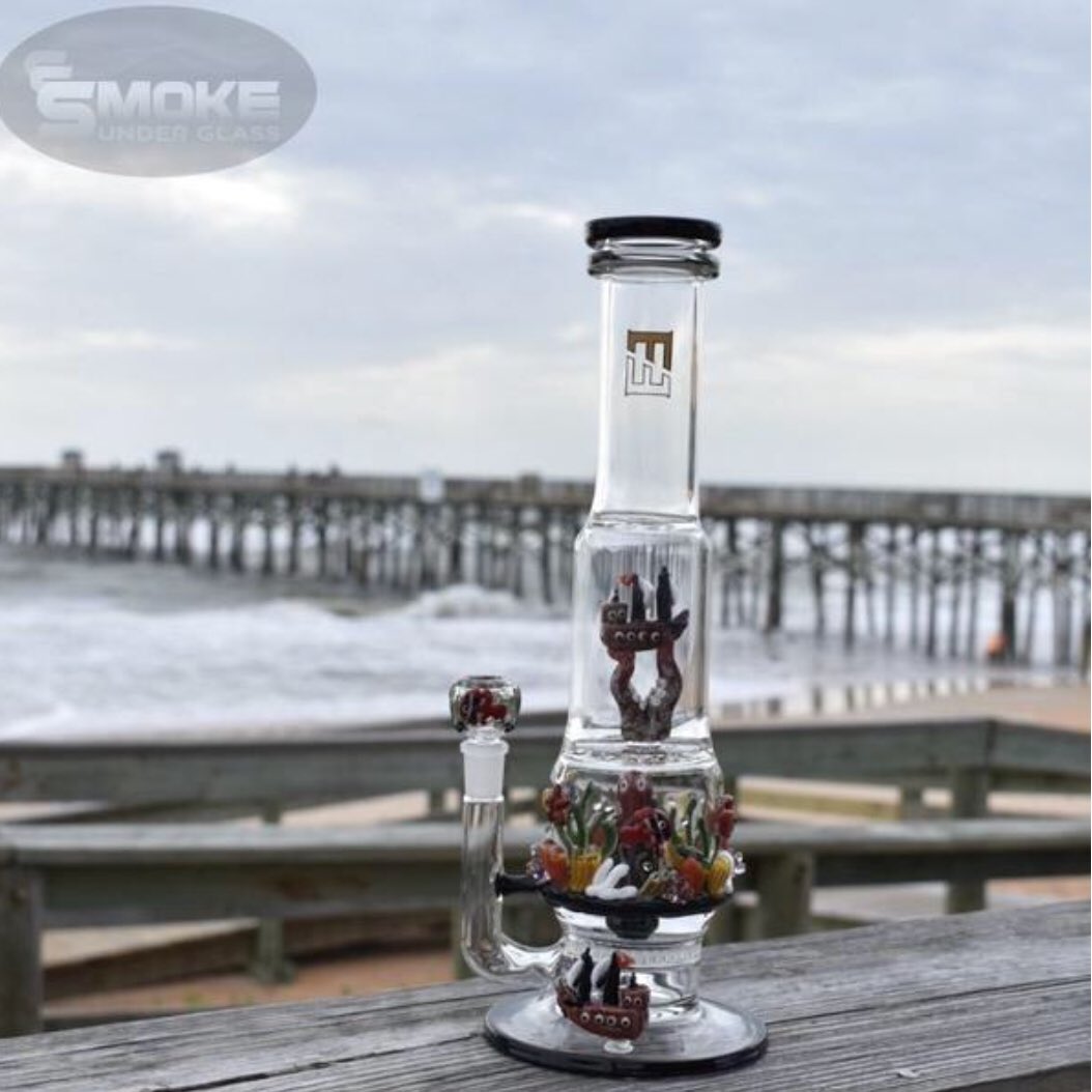 SmokeUnderGlass's tweet photo. Down by the sea lives the Kraken and me. 🌊🦑
https://t.co/RRGsQQS7Je @EmpireGlass 
#SundayMorning 🌅 #anotherdayanotherpipe
✌🏽💚😙💨
#downbythesea #sealife 
🦀🐡🐬🐙 
#Kraken #EarthDay2018 #beauty #Empire #glassart 🔥 https://t.co/F4kxRP7ZQ8