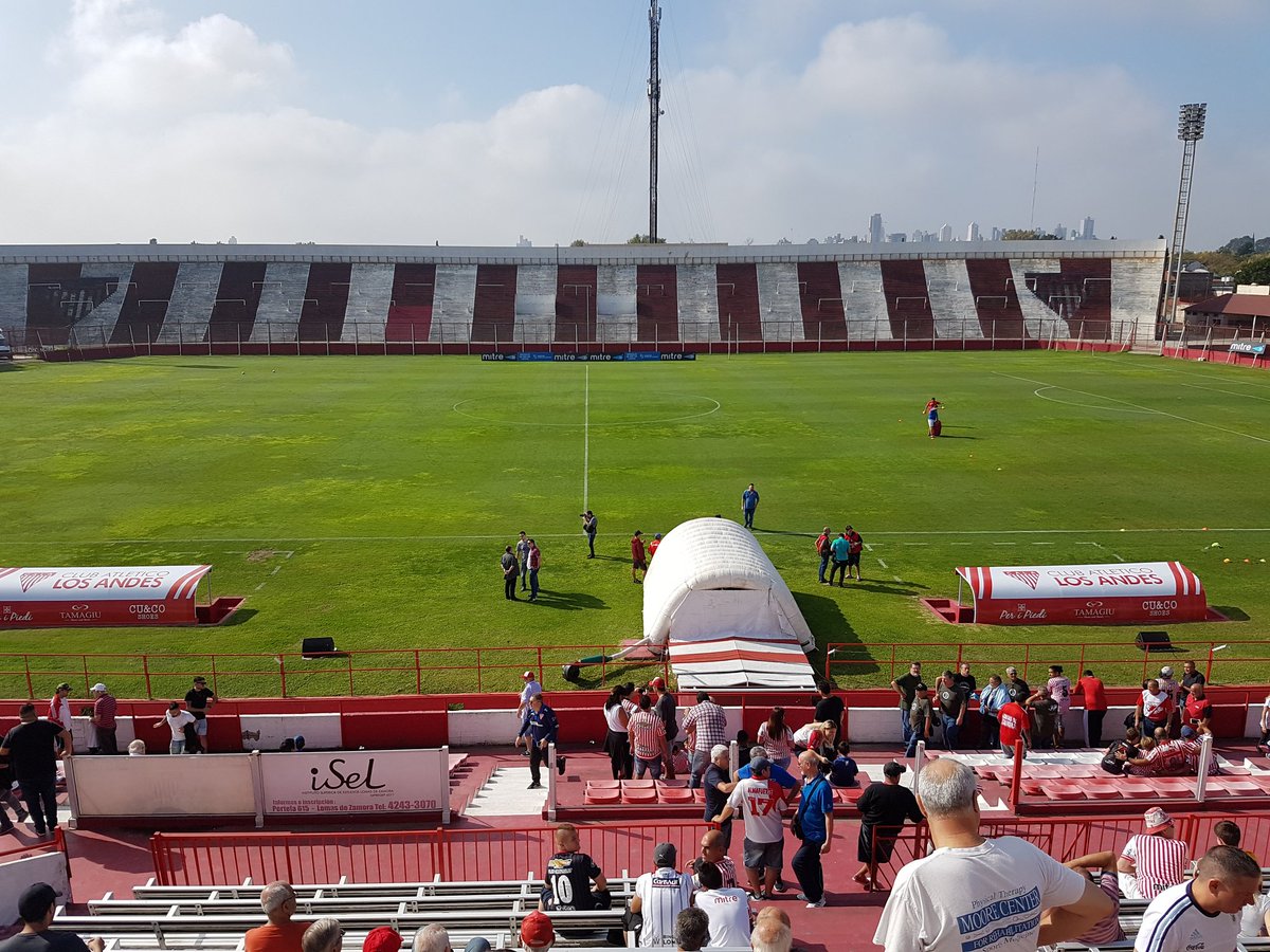 4taparedOk's tweet photo. #BNacionalEnTyCSports
@clublosandes - @caallboys

🎤 @EmilianoSimon
🎤 @Relatasager
🎥 Javier Moreno
🎥 @EtablyJavier
🎬 @damianetably 

Miralo en vivo por @TyCSportsPlay https://t.co/rCUg1E8qEi