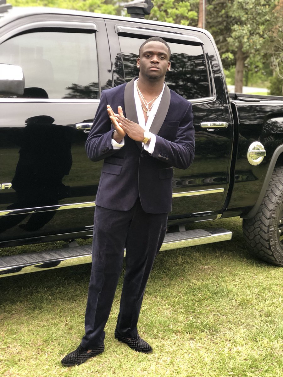 treajayy's tweet photo. My momma said it’s 💰 season I’m thinking I’m the reason #RipBDOE🤙🏾🤤 https://t.co/dNyT0wtBsC