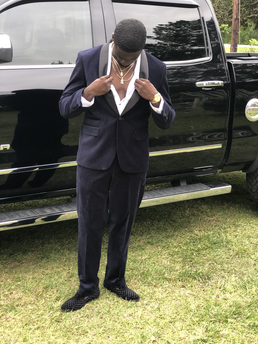 treajayy's tweet photo. My momma said it’s 💰 season I’m thinking I’m the reason #RipBDOE🤙🏾🤤 https://t.co/dNyT0wtBsC
