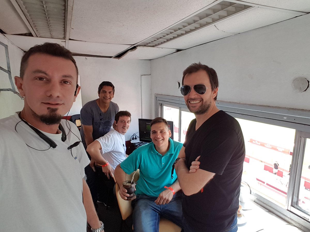 4taparedOk's tweet photo. #BNacionalEnTyCSports
@clublosandes - @caallboys

🎤 @EmilianoSimon
🎤 @Relatasager
🎥 Javier Moreno
🎥 @EtablyJavier
🎬 @damianetably 

Miralo en vivo por @TyCSportsPlay https://t.co/rCUg1E8qEi