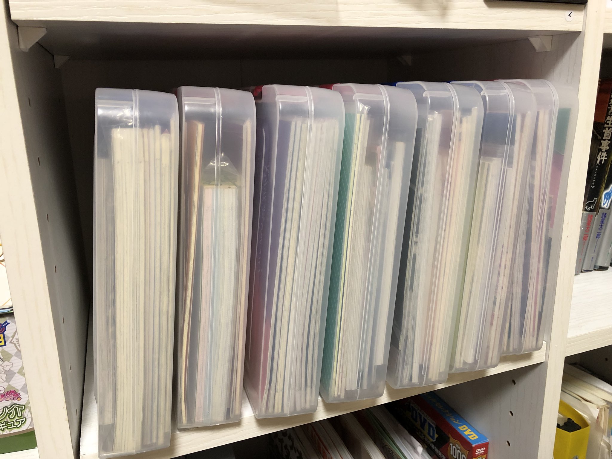 そりやん 試験的に 同人誌を書類ケースに収納してみた B5サイズのケース クリアポケットで保護 良い感じなんだけど全部収めるのにあと何十個買わないといけないのか考えると ちょっと うーん これを機に厳選するのもアリだな T Co