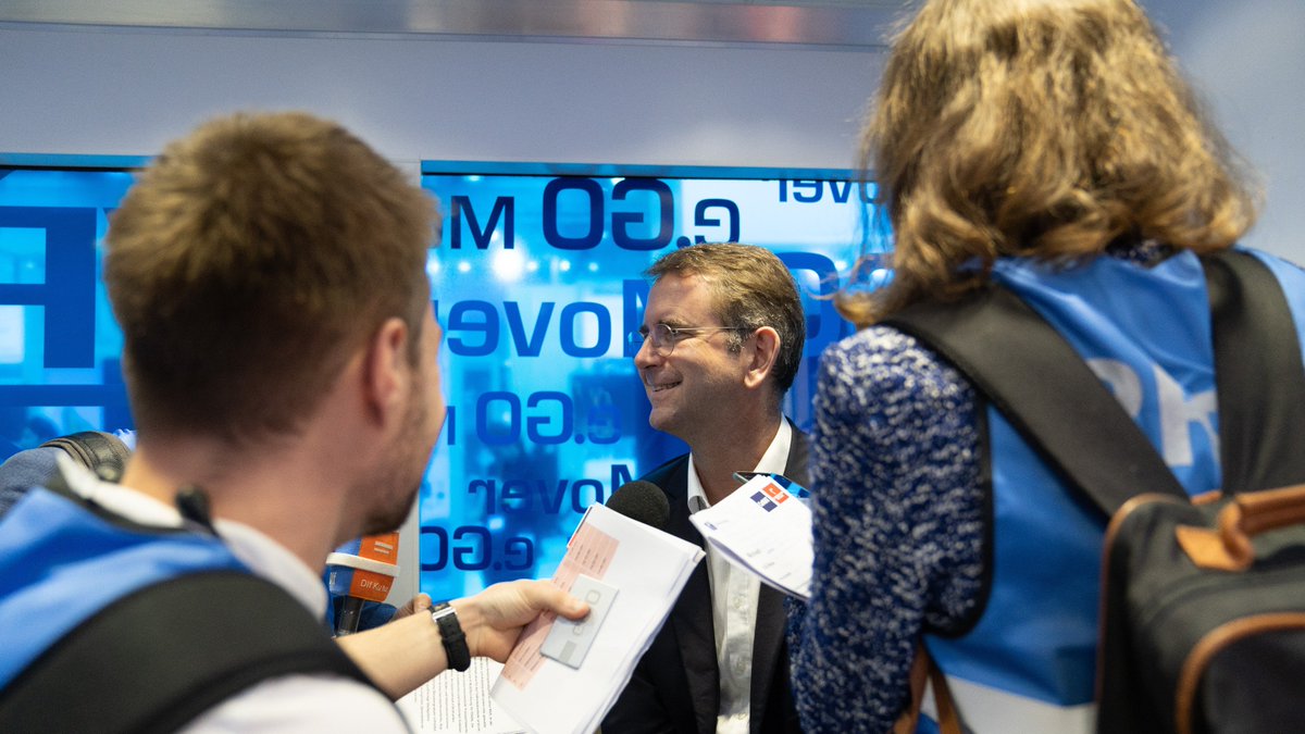 eGO_Mobile_SE's tweet photo. Unser CEO Prof. Schuh präsentierte heute mit @Caglayan_Arkan, General Manager Manufacturing Microsoft, den e.GO Mover auf dem #Microsoft-Stand in Hannover. Wir freuen uns über das große Interesse zum Start der Hannover Messe. #HM18 #eGO #eGOMover #eGODigital @MicrosoftDE https://t.co/ighevj7MAL