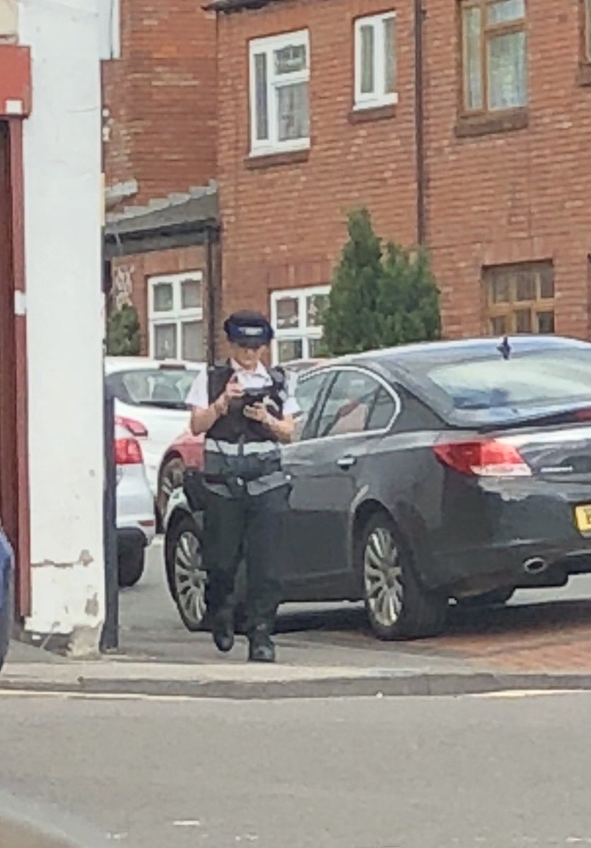 PandCNHW's tweet photo. Residents pleased & #surprised to see CEO @WalsallCouncil addressing key community issue,tackling #inconsiderate & #DangerousParking
which #Jeopardises the safety of our community!
#ChildSafty
#RoadSafety
WE NEED IT DAILY,KEEP IT UP‼️ https://t.co/UvaBC1OilN