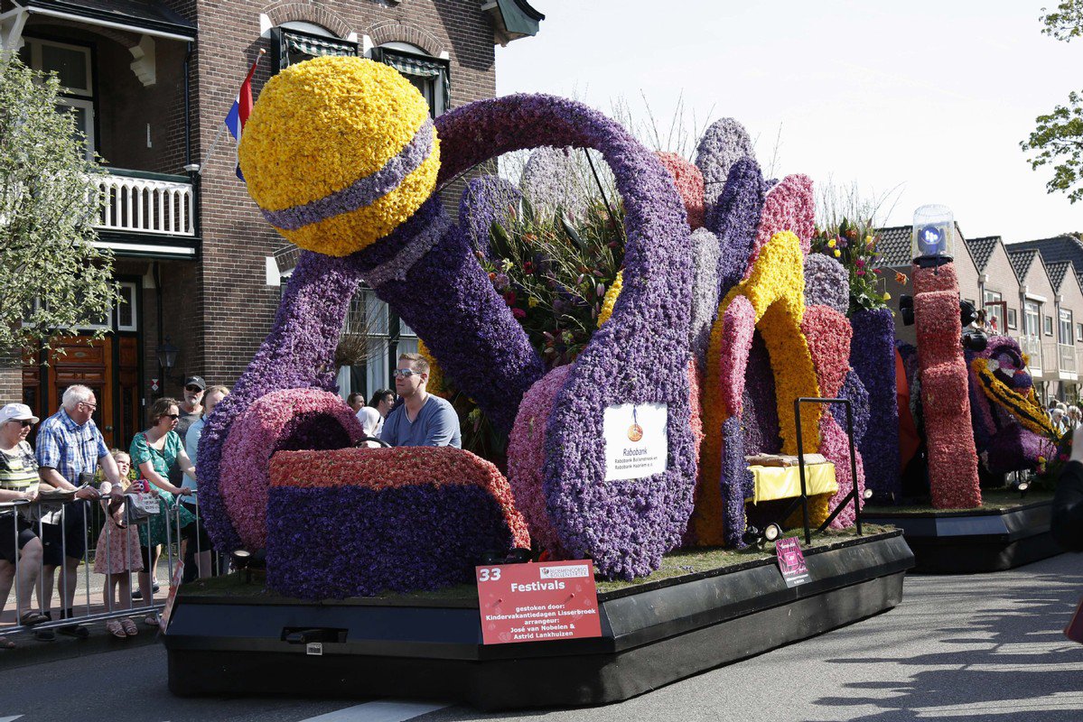 ChinaDaily's tweet photo. The annual Flower #Parade is held in Lisse, the Netherlands, April 21, 2018. Twenty huge #flowerfloats travelled on Saturday along a 42-kilometer route from Noordwijk to Haarlemb.  https://t.co/m1X60dUeKH https://t.co/z76SVCvNBD
