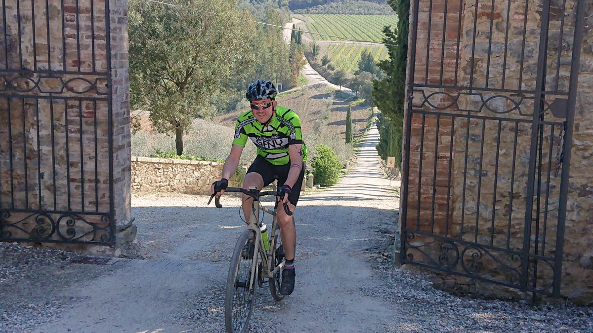 PiraniPierpaolo's tweet photo. @PiraniPierpaolo @Tomtania1. Toscana, uno dei posti più belli al mondo. #natura #bike #friend #330dsl #155km #spettacolo #ghiaia #gravel #tuttosipuo https://t.co/lyRv36xexj