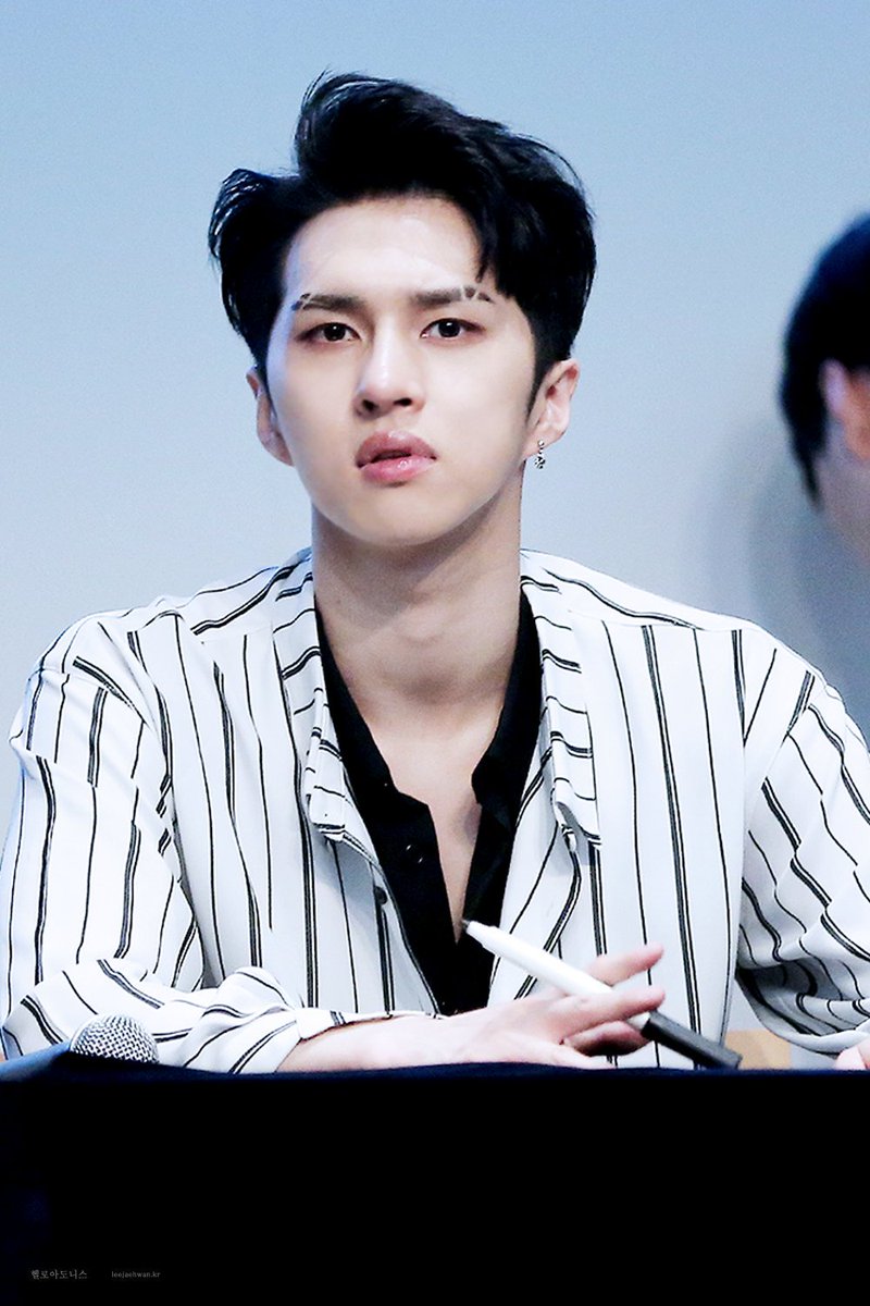 HelloAdonis0406's tweet photo. 누가 이러케 잘생겼지 🤔?
♥♥♥♥재화니♥♥♥♥

@jaehwany0406
#이재환 #켄 #빅스 #향
180420 상암 팬싸 https://t.co/o4UUvaFp0L