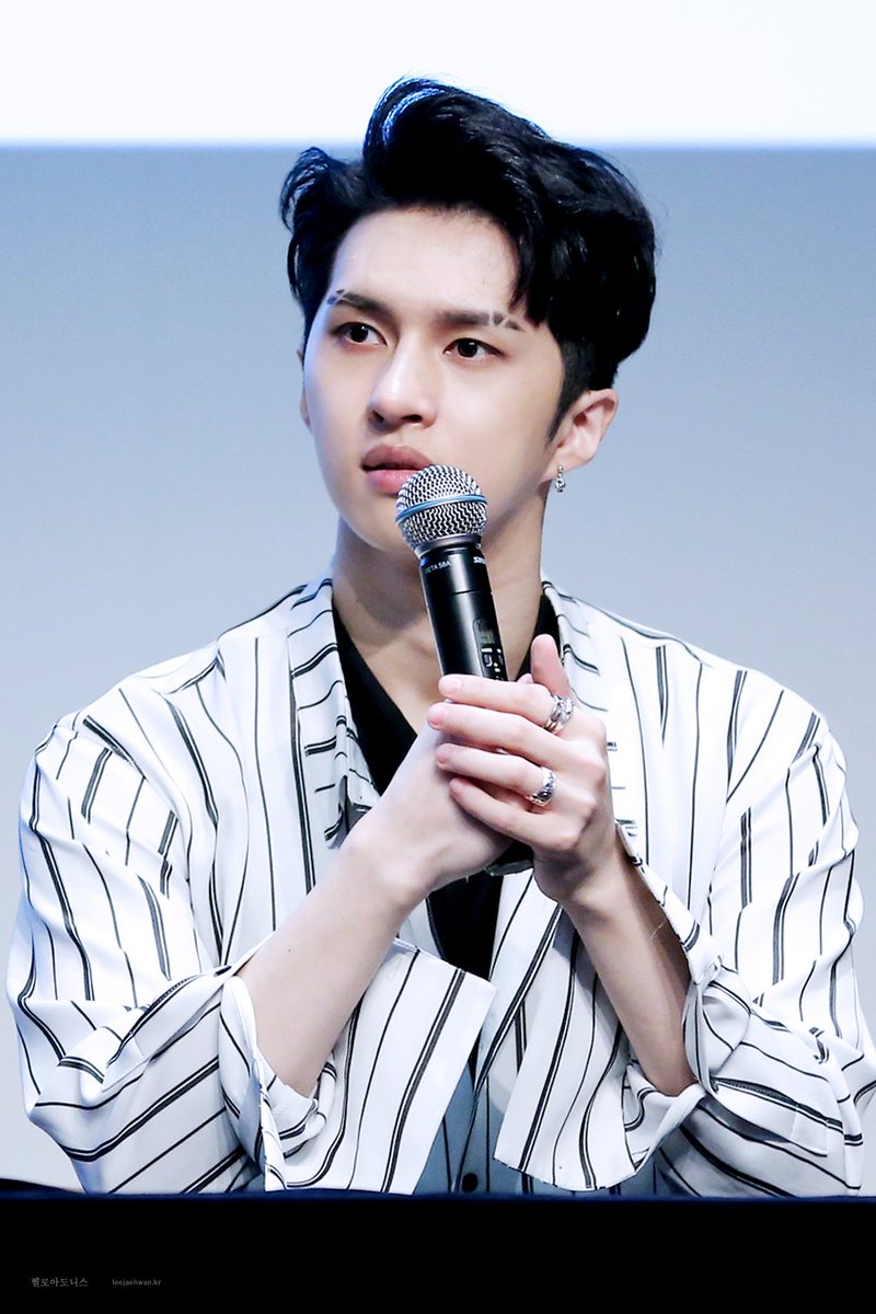 HelloAdonis0406's tweet photo. 누가 이러케 잘생겼지 🤔?
♥♥♥♥재화니♥♥♥♥

@jaehwany0406
#이재환 #켄 #빅스 #향
180420 상암 팬싸 https://t.co/o4UUvaFp0L