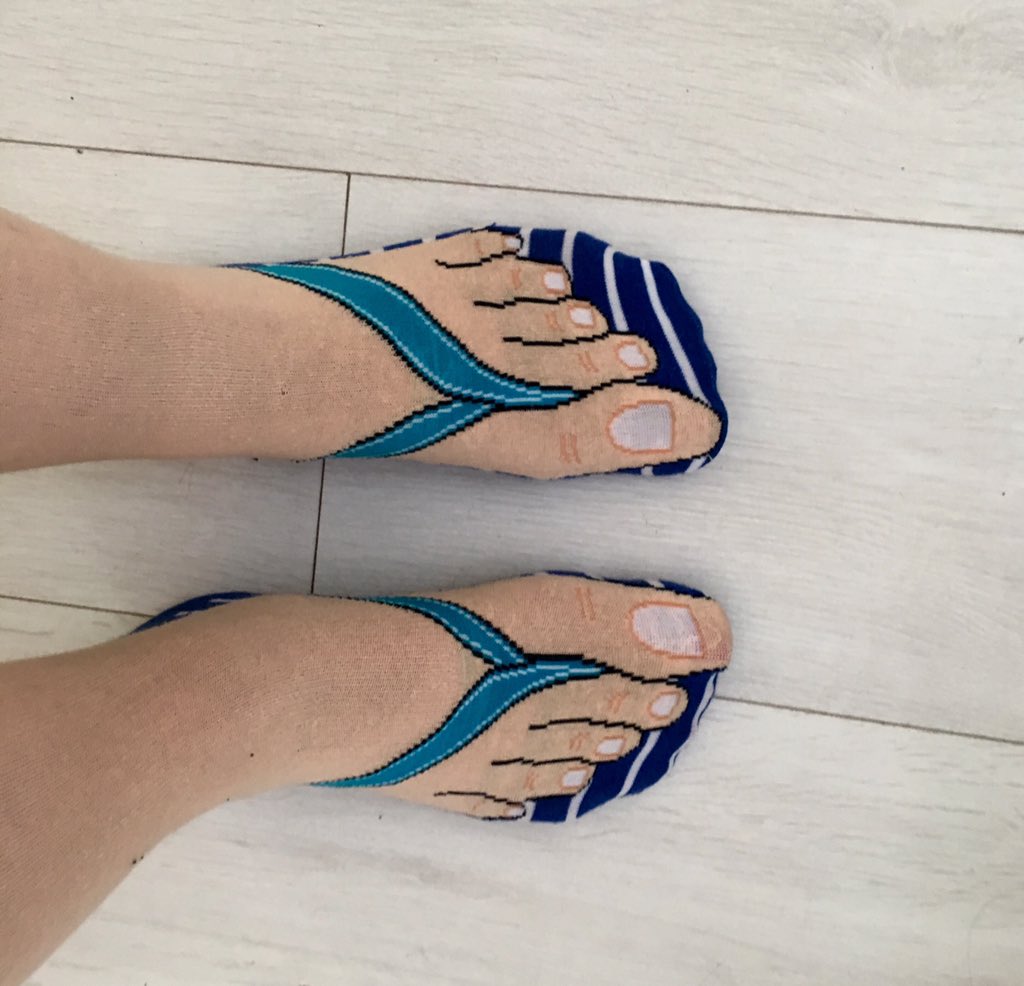 JaneJaneykelly's tweet image. For all you guys! Mainly with Manky feet! Flip Flop socks! Modelled by me 🤣❤️