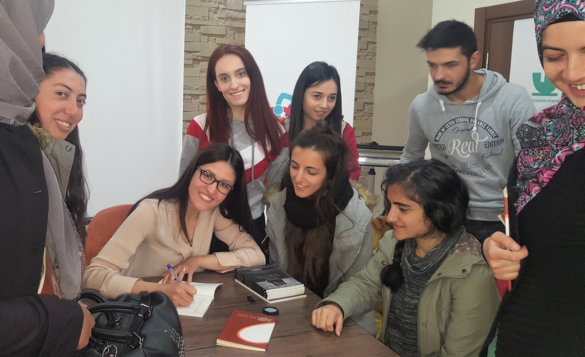 uzunderekitapc's tweet photo. Modern Çalıkuşu Elif Güçtaş Şakar söyleşi sonrasında Uzundere Kitap Kafede "Gülüşün Dökülmesin Çocuk" kitabını gençler için imzaladı  @GSBgenclikproje @gencliksporbak @OA_Bak @kamuranozden @aliozdemirgsb @MUHAMMETCARTI @mbulut06 @mhalisozsoy @ftakesenlgl @sevgiiergin @ElifGuctas https://t.co/eO64cqnHoB