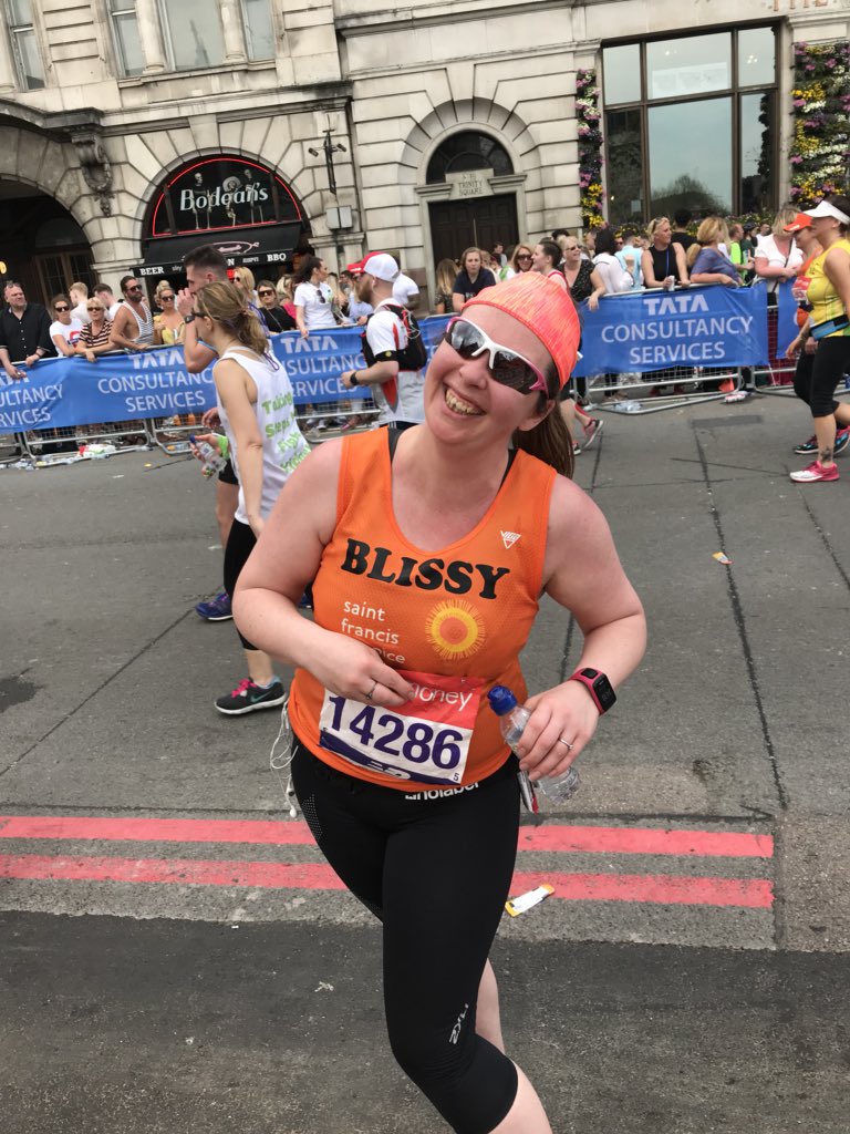 She’s feeling those achy legs but isn’t Blissy wearing it well 🧡 @LondonMarathon is just the most inspirational place to be ⭐️ #SpiritOfLondon Text SFLM18 to 70070 to donate £5 for hospice care 🙏🏃🏼‍♂️🥇🤗