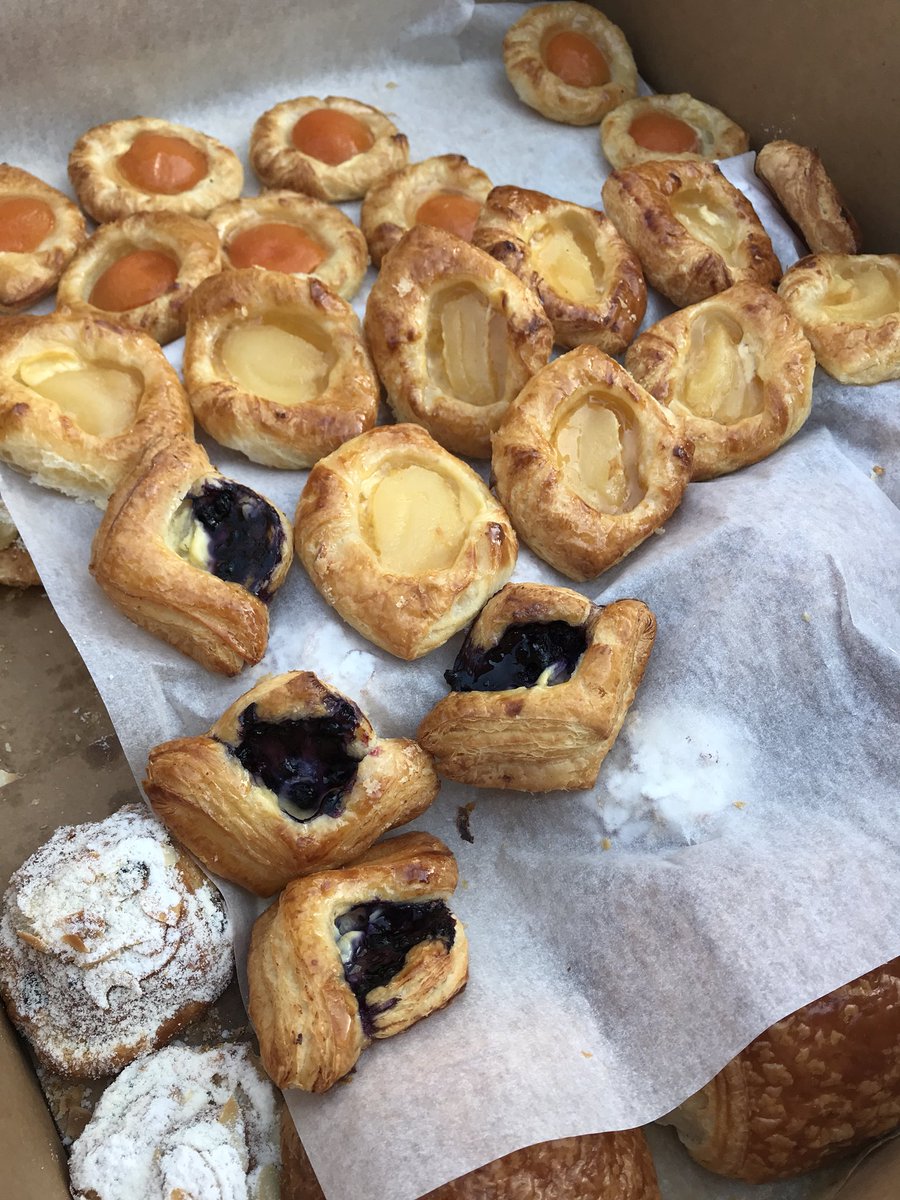 TransformCarlaw's tweet photo. Great community cleanup day! Thanks to everyone who came out and especially to @DundasAndCarlaw, @FruitfulMarket, @LiveGreenTO and Petite Thuet for the goodies! #cleantoronto #climatechange #transformcarlaw #earthday2018 🌎 https://t.co/rxah3VvOdW