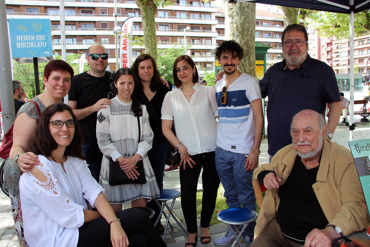 IBB219's tweet photo. Componentes de la asociación @oskarbielkarte firmarán sus libros en pl Ensanche de Irún durante la #Feriadellibro esta tarde y mañana, No os perdáis la oportunidad de charlar con ellos. @itzisis @EnekoArcas @virginiagilrodr @VirginiaGasull @RomanHuarte #JaviGil #Mensu @evahuebra https://t.co/t8lJYQneMk