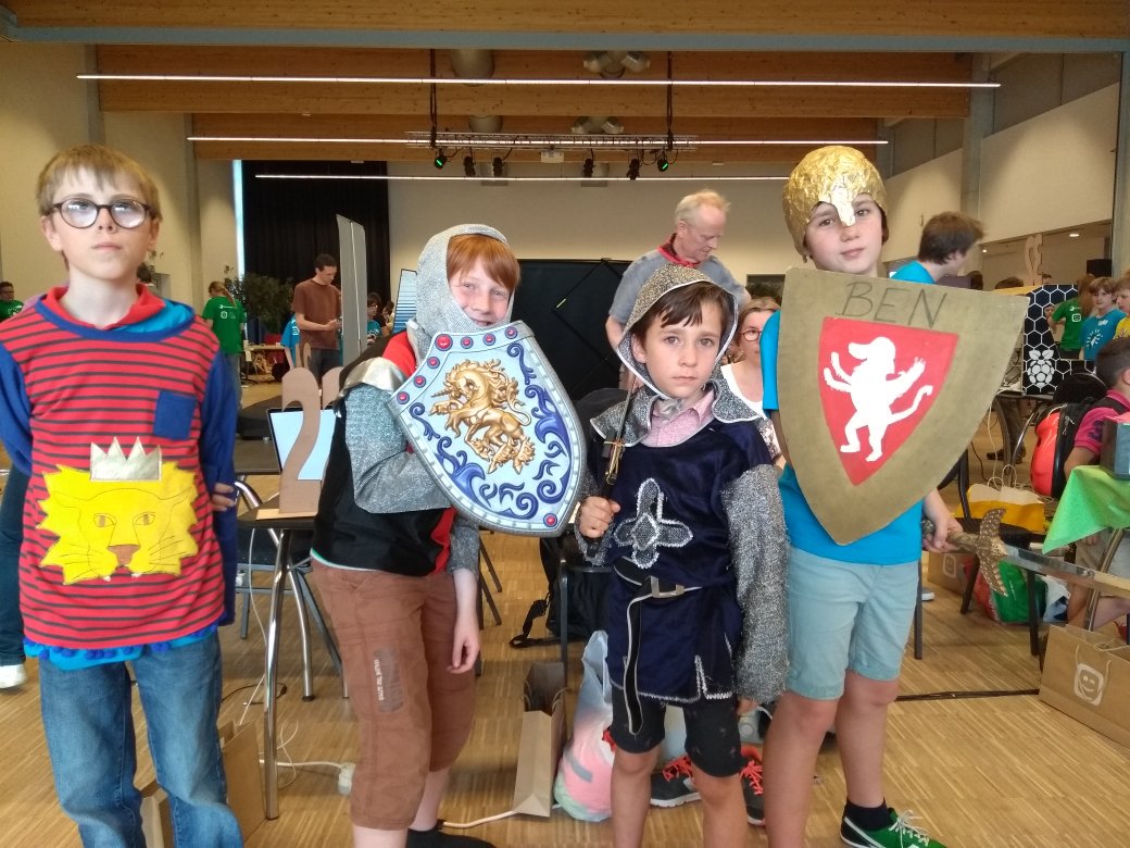 CoderDojoBe's tweet photo. Middeleeuwse @StadBrugge heeft zijn digitale ridders gestuurd. #cpbe2018 https://t.co/tJ2aV8UfXh