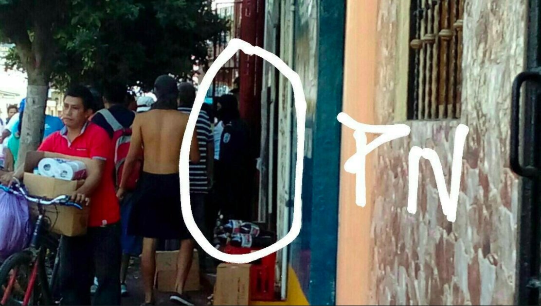 maradiaga's tweet photo. Esta foto es sólo una prueba más de que los saqueos son provocados por el FSLN para confundir, para desvirtuar las protestas y para forzar al sector privado a un diálogo. Miren:

#SOSNicaragua https://t.co/LdFp8G27gE