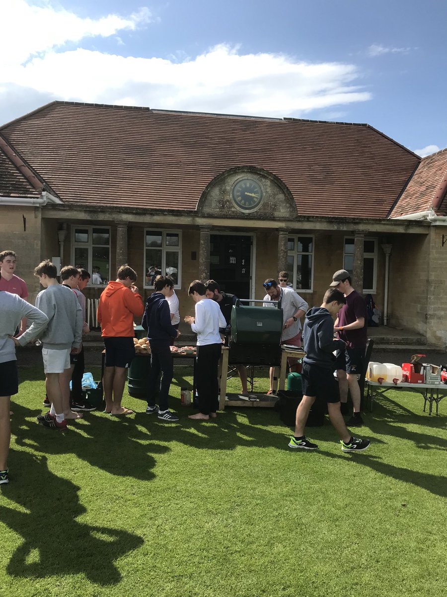 KSBBlackfordHse's tweet photo. Great fun bbq-ing with @KSBOldHouse @KSBNewHouse & @KSBLyonHouse Thx to the chefs and thx to all boys for supporting and joining in the fun #hotdogs #burgers #chocices #we❤️❤️boarding https://t.co/cI9d5Ap2Nv