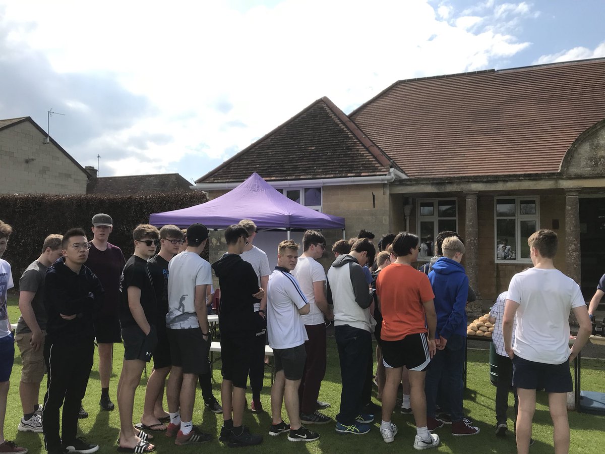 KSBBlackfordHse's tweet photo. Great fun bbq-ing with @KSBOldHouse @KSBNewHouse & @KSBLyonHouse Thx to the chefs and thx to all boys for supporting and joining in the fun #hotdogs #burgers #chocices #we❤️❤️boarding https://t.co/cI9d5Ap2Nv