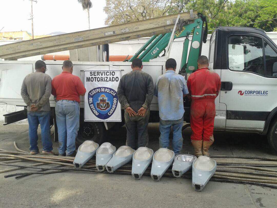 rafaellacava10's tweet photo. Seguimos capturando a los roba cables q roban y ponen a oscuras nuestras vías y espacios públicos. La población tiene q denunciarlos porque es una tarea de todos impedir q estos bandidos nos tengan a oscuras en nuestro estado . Me tienen q ayudar a derrotar a estas lacras🦇🦇🦇 https://t.co/E35FleVntZ