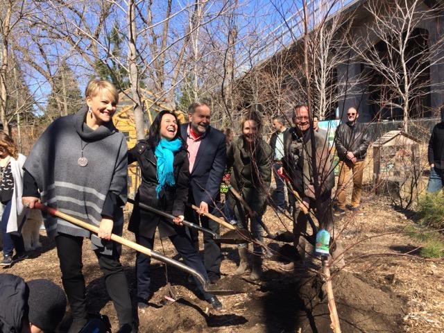 Val_Plante's tweet photo. Ravie de pouvoir enfin profiter du printemps en ce #JourdelaTerre 🌎
Une magnifique journée pour se joindre au mouvement citoyen qui nous permet d'embellir et de verdir notre Montréal 🌳 #polmtl https://t.co/zMAnYwRh45