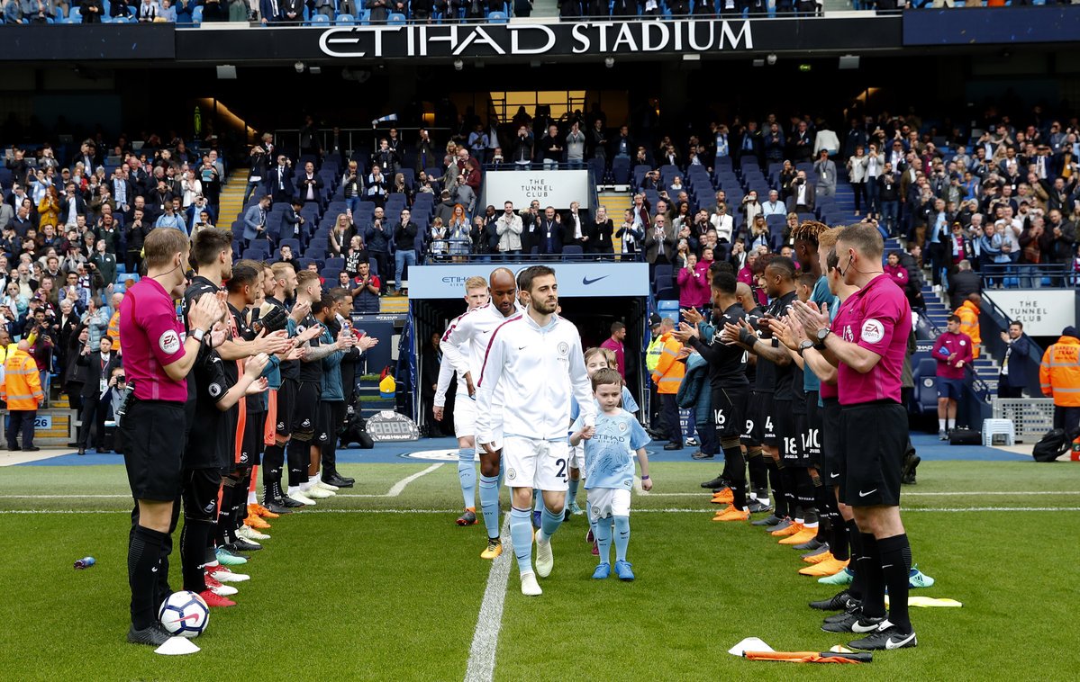 mancityIndo's tweet photo. Terimakasih atas Guard of Honour dari @SwansOfficial 

🔵0-0⚪
#dukungcityvswansea https://t.co/XEn9s5ImxR
