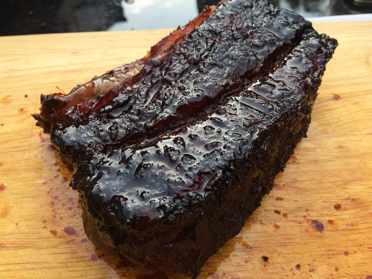 philthecool's tweet photo. The ☀️ is hot...but not as hot as my @WeberGrills 57” Premium smoker 🔥 today’s melt in the mouth recipe is Beef Short Ribs from the great @sraichlen.
They came clean off the bone with a perfect smoke ring! #ShortRibs #Weber #BBQ #BigBeef #UKPitMaster 🔥🇬🇧 https://t.co/nmEqM3ygef