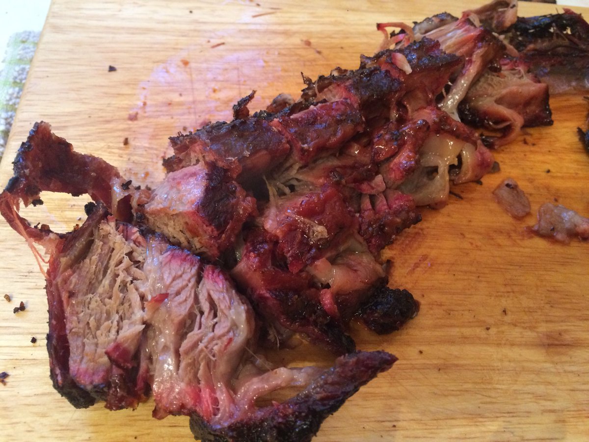 philthecool's tweet photo. The ☀️ is hot...but not as hot as my @WeberGrills 57” Premium smoker 🔥 today’s melt in the mouth recipe is Beef Short Ribs from the great @sraichlen.
They came clean off the bone with a perfect smoke ring! #ShortRibs #Weber #BBQ #BigBeef #UKPitMaster 🔥🇬🇧 https://t.co/nmEqM3ygef