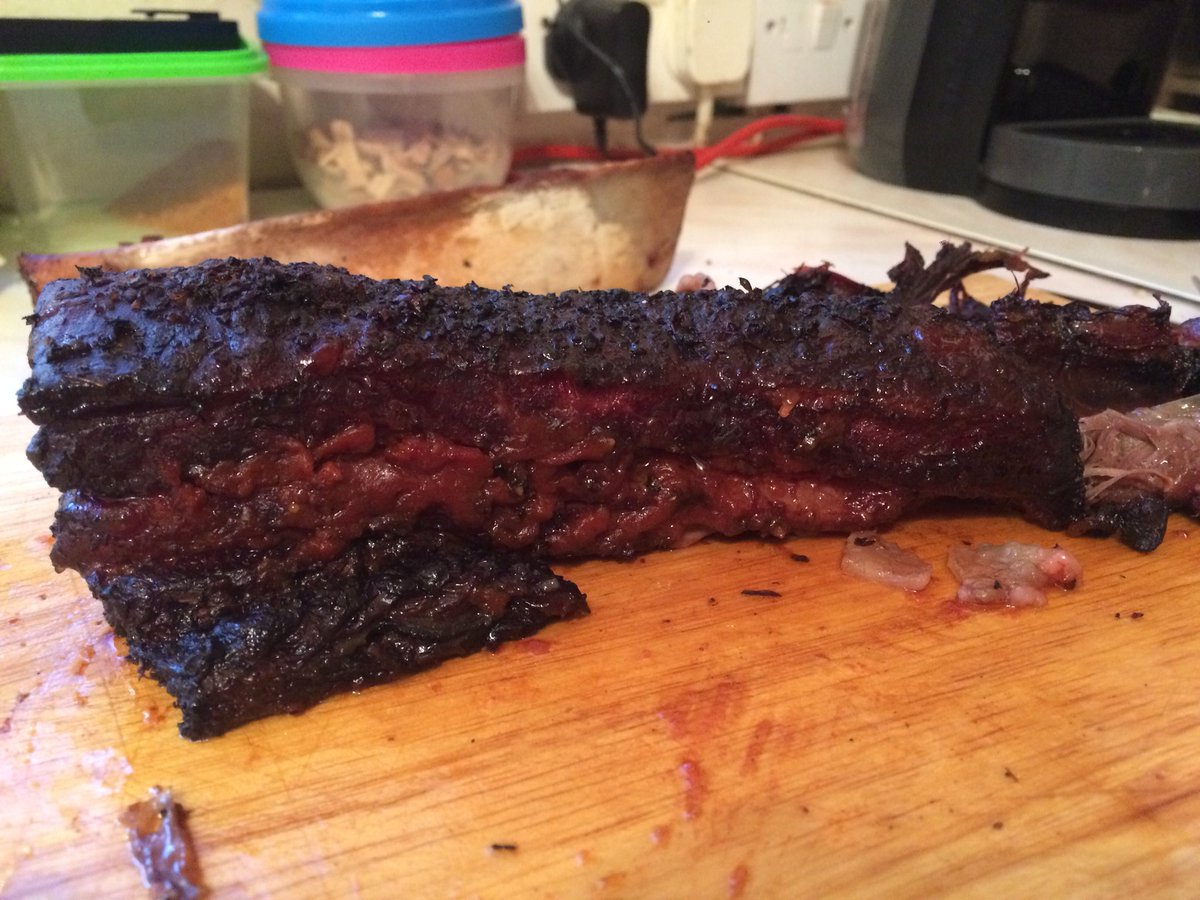 philthecool's tweet photo. The ☀️ is hot...but not as hot as my @WeberGrills 57” Premium smoker 🔥 today’s melt in the mouth recipe is Beef Short Ribs from the great @sraichlen.
They came clean off the bone with a perfect smoke ring! #ShortRibs #Weber #BBQ #BigBeef #UKPitMaster 🔥🇬🇧 https://t.co/nmEqM3ygef