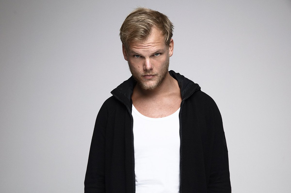 Dryxbcloud's tweet photo. R.I.P #AVICII tes morceaux feront toujours vibrer nos coeurs 🎶 tes musiques ont toujours été  une grande source d'inspiration pour moi, 2012 l'une des année les plus florissante du monde électro, tes hits marqueront  toujours nos esprits, un talent exceptionnel. https://t.co/KMF14Sf8QI