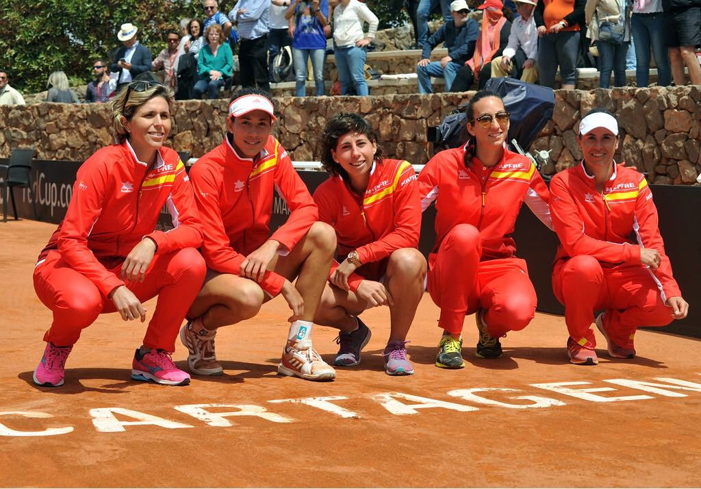 EllasSonDeporte's tweet photo. #FedCup 🎾 | ¡España 🇪🇸 seguirá en el Grupo Mundial II tras la victoria de @GarbiMuguruza!
La eliminatoria #ESPPAR finaliza con un 3️⃣-1️⃣ para las nuestras tras la derrota en el partido de dobles.
¡Enhorabuena chicas! 👏 https://t.co/DnzFkFeO7R