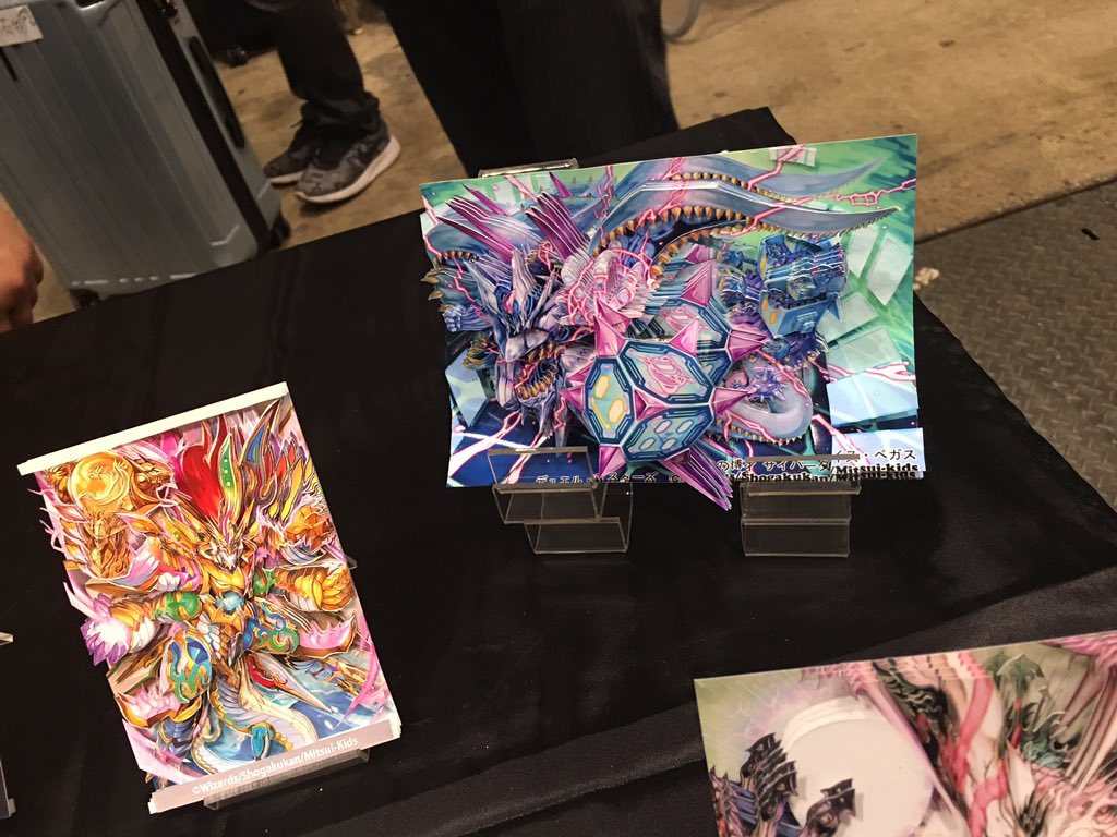 aoi_DCD's tweet photo. デュエマグランプリ恒例のシャドボ展覧会、今回も凄かったです
特に絵巻が全部集まってるのが
1番インパクト強かった。
毎回見てるけど何回見ても凄いなって思うし
Twitterで見た作品もやっぱ現物見ると全然違って見えます
#DMGP6th
#シャドーボックス
#デュエルマスターズ https://t.co/YmKbY99GZB