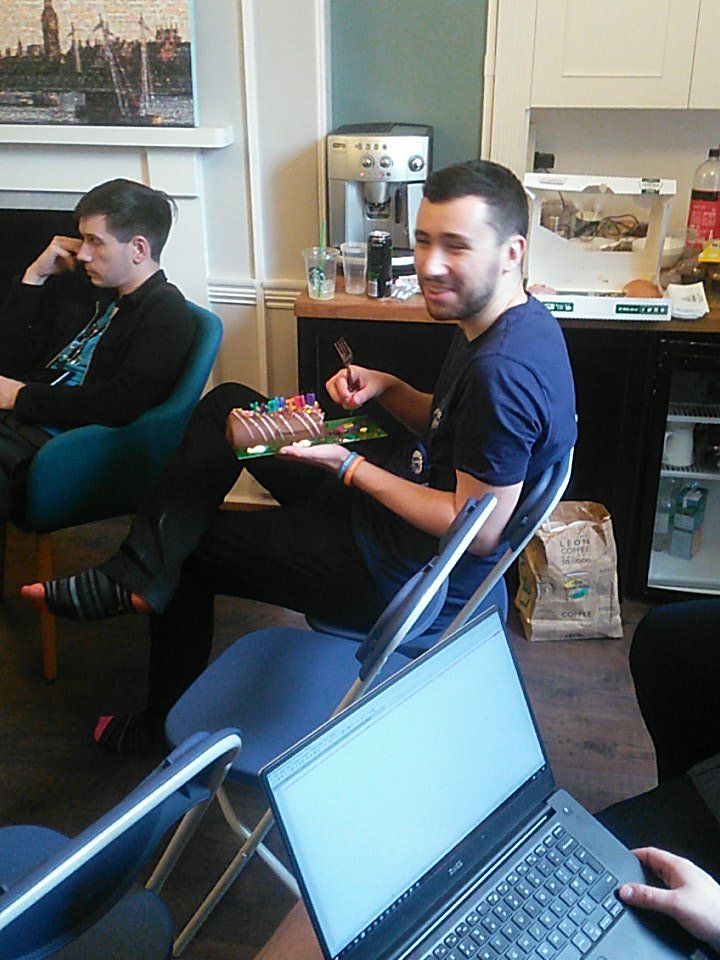 SquirrelSloan's tweet image. Permzilla committed to this cake. What a trouper. #hugs18 @hugs_tf