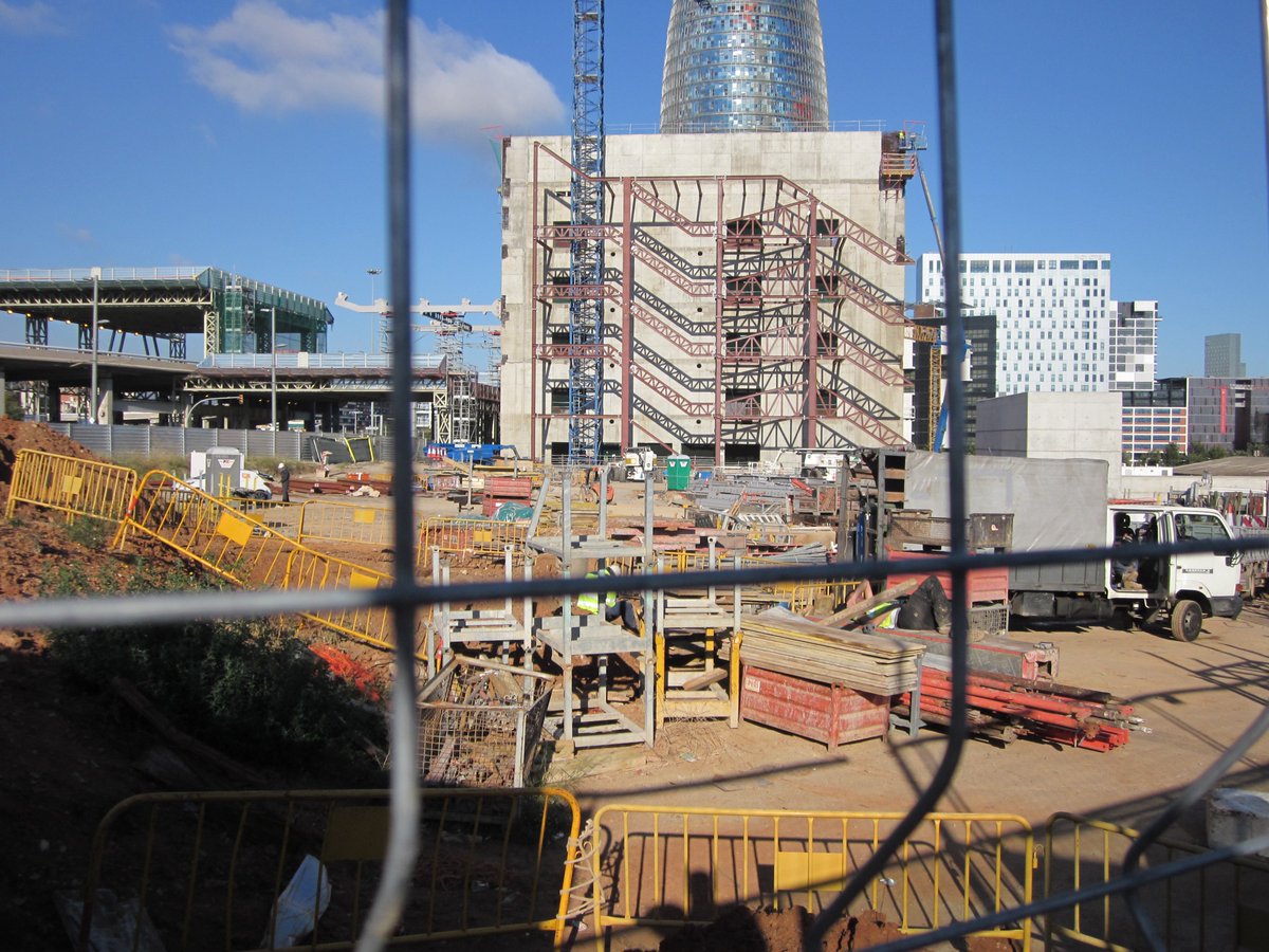 Comencen les obres de la línia 4 del @MetroSEdlR , que tendrà una parada dintre del nostre centre.