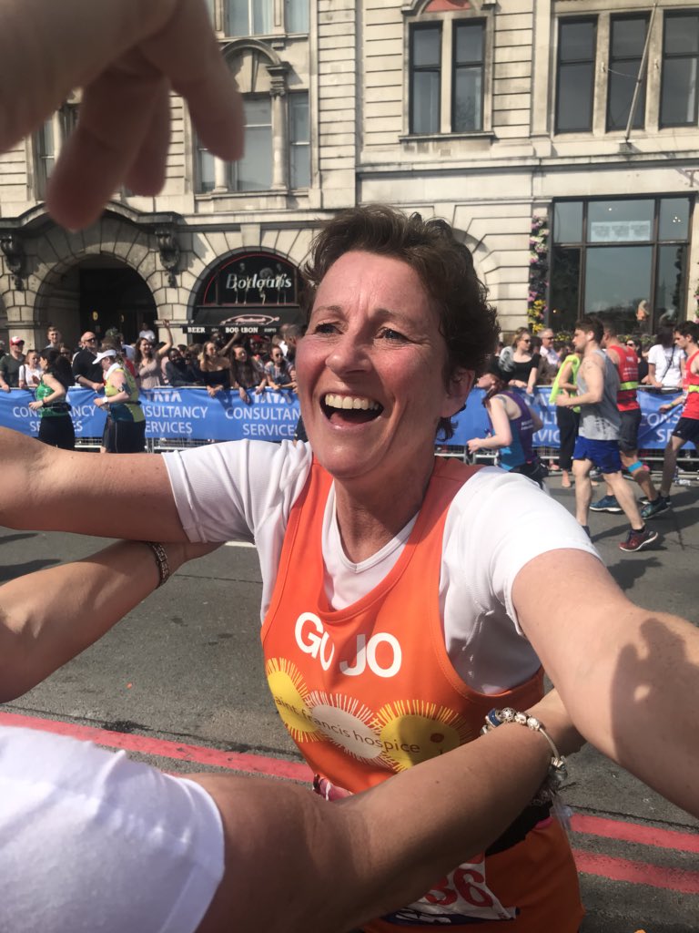 A very excited Jo @TGTrotters stops for a brief hug with fellow club and @SFHUK. We are so proud of you Jo. Go #TeamSFH #LondonMarathon #PrideOfLondon 🏃‍♀️🙏👏☀️❤️🥇⭐️ Text SFLM18 to 70070 to donate £5 to hospice care