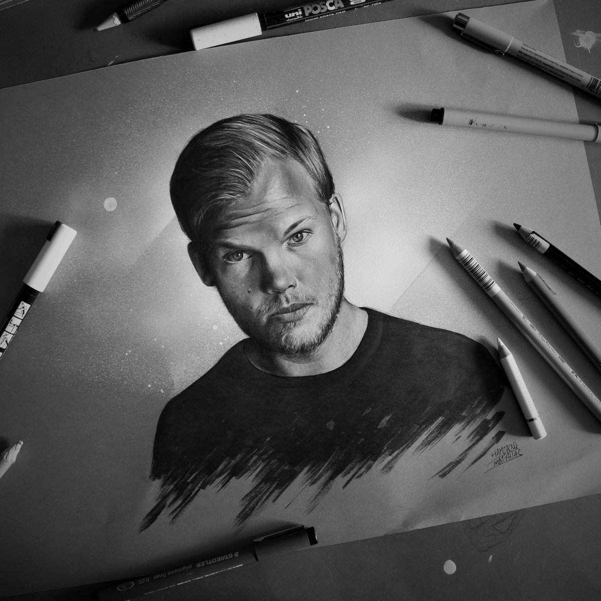MatsDrawing's tweet photo. Hommage à ma façon pour #Avicii , décédé ce vendredi à l'âge de 28 ans. 

La réalisation du dessin est également disponible en vidéo : https://t.co/RTJAEuFtQn https://t.co/yFGrkubfp7