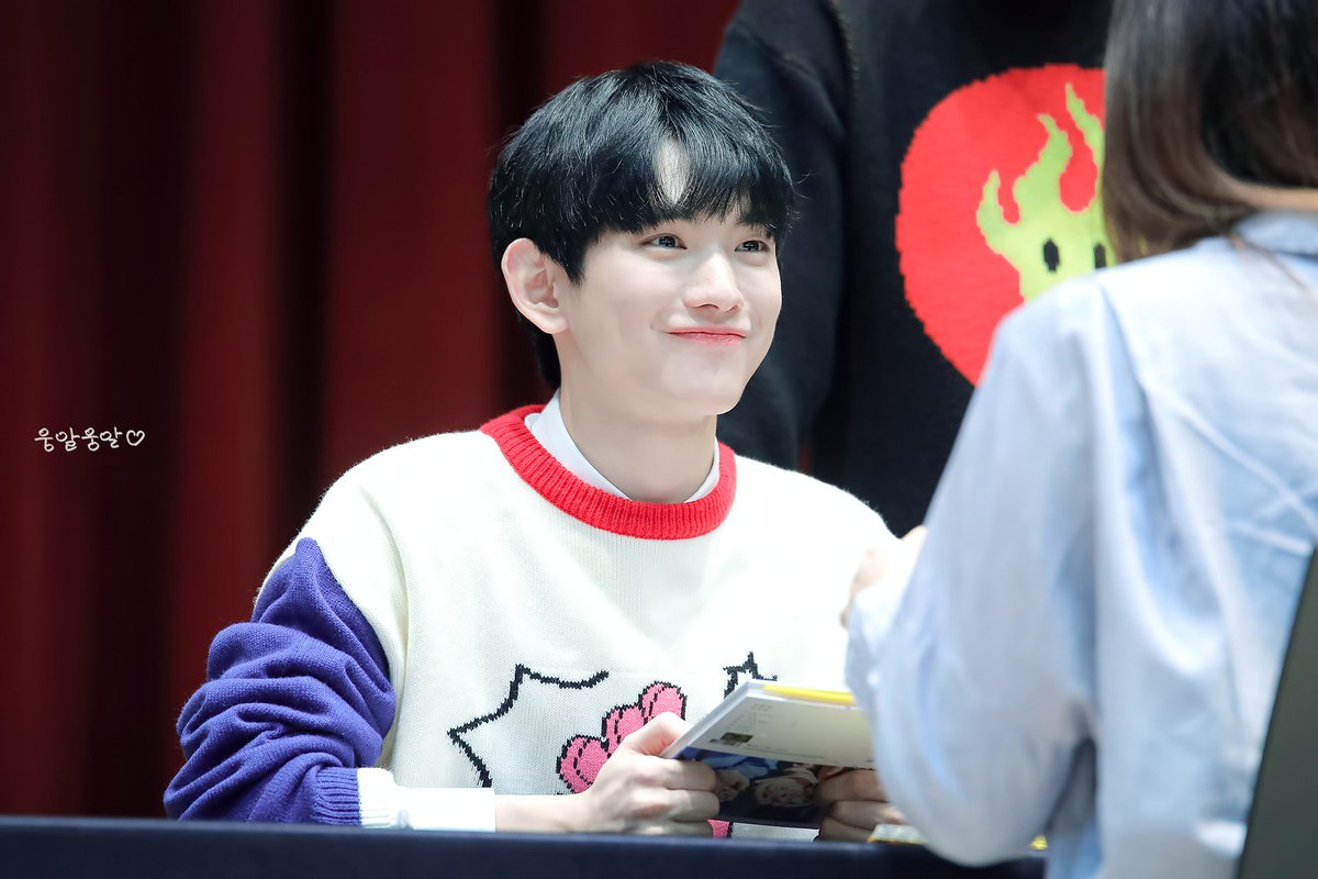 2uiwoong's tweet photo. 180422 홍대 팬싸 #이의웅

너는 웃을 때가 제일 예뻐
특히 그 반달모양 눈과 입이

#의웅 #euiwoong #너에게물들어 https://t.co/YSvp895DTI