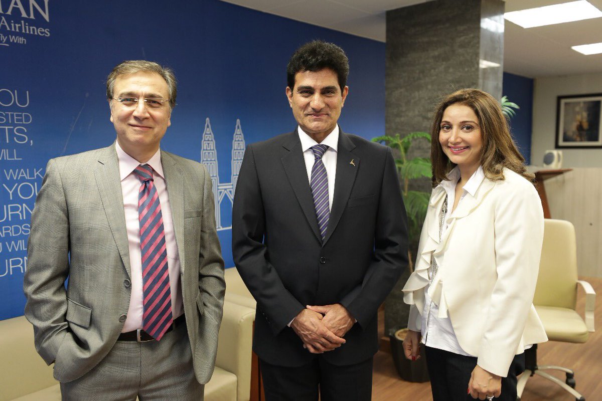 Official_PIA's tweet photo. An enlightening conversation took place between Moeed Peerzada , Najma Minhas, and President & CEO PIACL, Dr Musharraf Rasool Cyan on the new direction of PIA, the challenges, and the role of media for the progress of PIA. #PIA #NewPIA #MediaTalks https://t.co/WWqMiUQLDS