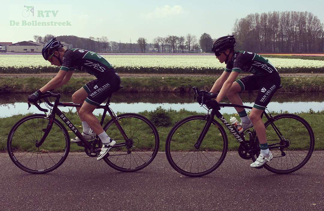 Teddo13's tweet photo. Prachtig plaatje! Swabo-competitie-jeugd bij @RTVHa in #Lisse. koersen door de 🌻🌹🥀🚴‍♂️ #Swabo #RtvDeBollenstreek #wielrennen https://t.co/g6iKbAPp1D