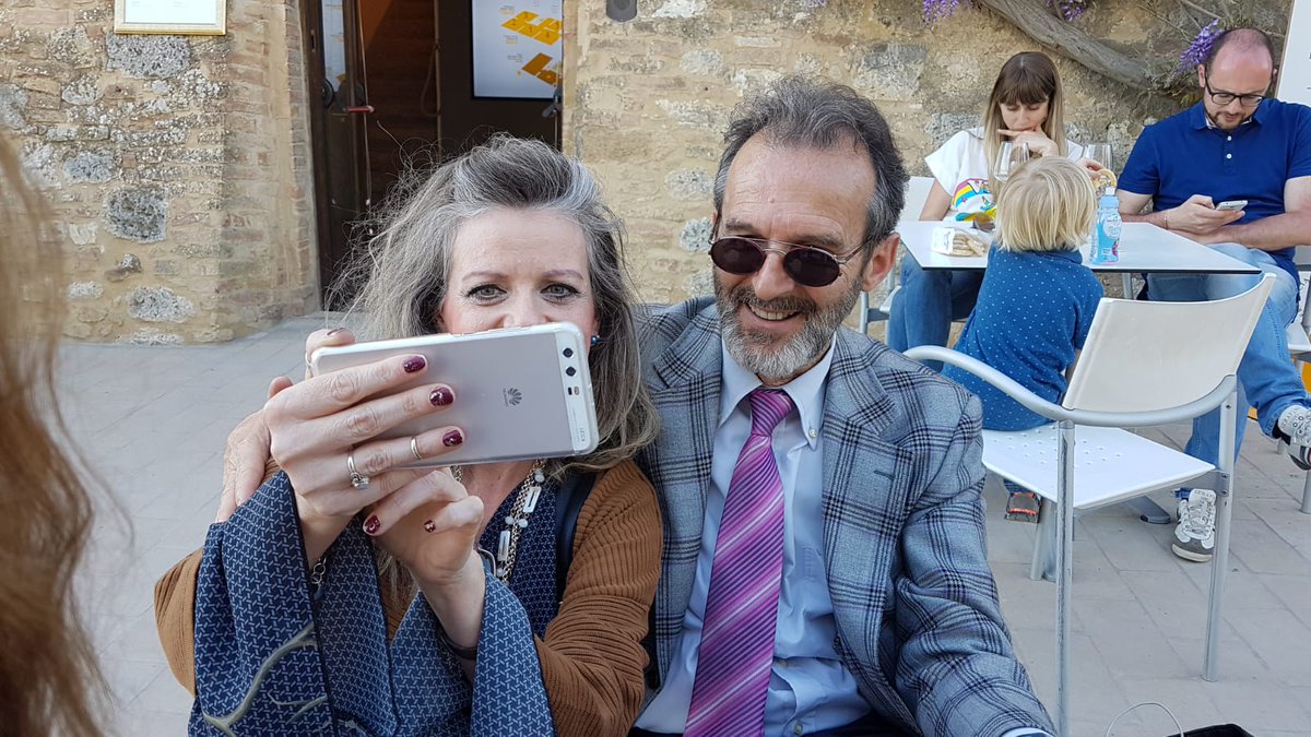 Prima della visita un selfie con l'allietatore Marco Lisi, grande studioso della Vernaccia di San Gimignano! Si comincia a invadere con <a href="/igerssiena/">Igers SIENA</a> <a href="/vernacciasg/">Consorzio Vernaccia</a> è l'associazione Nessunacalma #sangimignano #invasionidigitali #vernacciadisangimignano <a href="/InvasioniDigita/">Invasioni Digitali 🏛</a>