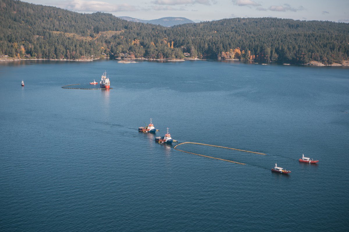CoastGuardCAN's tweet photo. Our personnel are always ready to take action to control &amp; manage environmental response efforts on the waterways. We’re committed to conserving and protecting #OurCoasts so that future generations can continue to enjoy &amp; benefit from our waterways. #EarthDay #OceanProtectionPlan https://t.co/mWxI9SGgCh