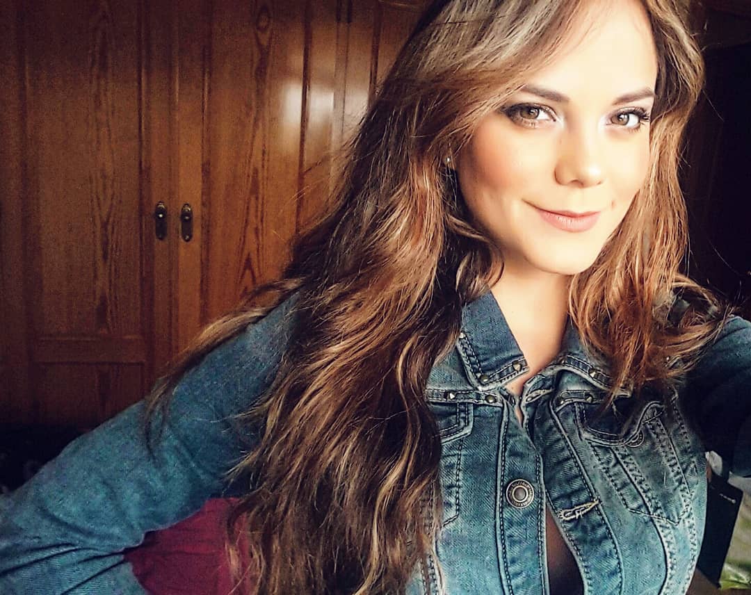 JuliEspinelRico's tweet photo. Hola hola feliz domingo #smile https://t.co/oxIEYQum9v