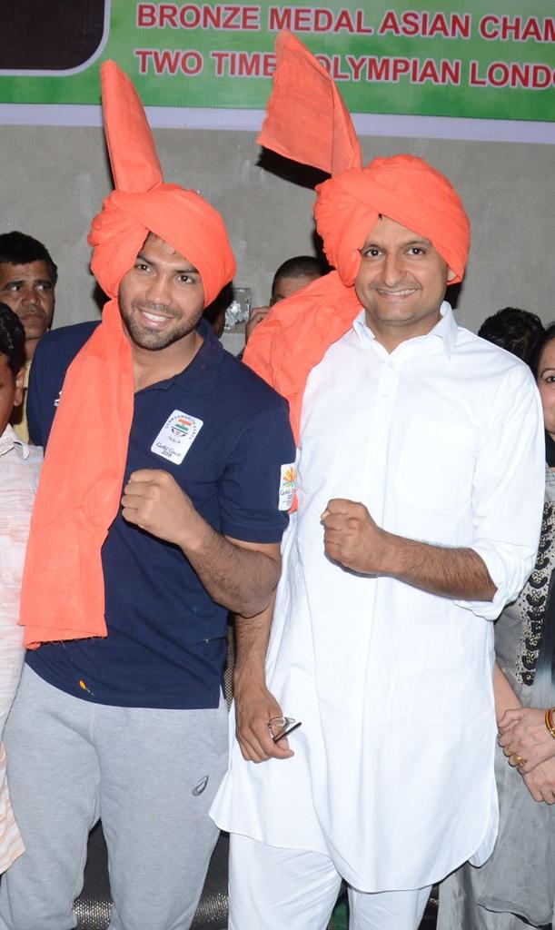 DeependerSHooda's tweet photo. कॉमनवेल्थ खेलों में सिल्वर विजेता और अर्जुन पुरस्कार सम्मानित ओजस्वी मुक्केबाज @BoxerManojkr के पैतृक गाँव राजौंद में आयोजित सम्मान समारोह में। 
आशा है कि @Tokyo2020 ओलंपिक में मनोज देश के लिए स्वर्ण जीत कर देशवासियों का मान-सम्मान बढ़ाने का काम करेंगे। साथ विधायक जयप्रकाश जी। https://t.co/PmD2JaklGY